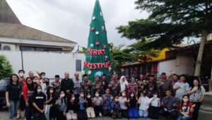 st.yohanes KETPOT: FKUB Ciamis, Kesbangpol dan Kemenag Ciamis berfoto bersama dengan umat Katolik, usai melakukan silaturahmi dan kunjungan kerja ke Gereja Katolik Santo Yohanes, di Kp.Lebak, Ciamis, Jum'at, (23/12/2022).