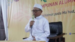 Pendiri sekaligus pimpinan Pondok Pesantren Barkatul Huda, KH. Enjang Misbah tengah memberikan sambutan dalam kegiatan Isra Mi'raj sekaligus pembukaan reuni Himpunan Alumni Barkatul Huda (Habarda) ke 29 tahun 2023, di Cihanyang, Pasirpanjang, Manonjaya, Kabupaten Tasikmalaya, Sabtu (18/02/2023).