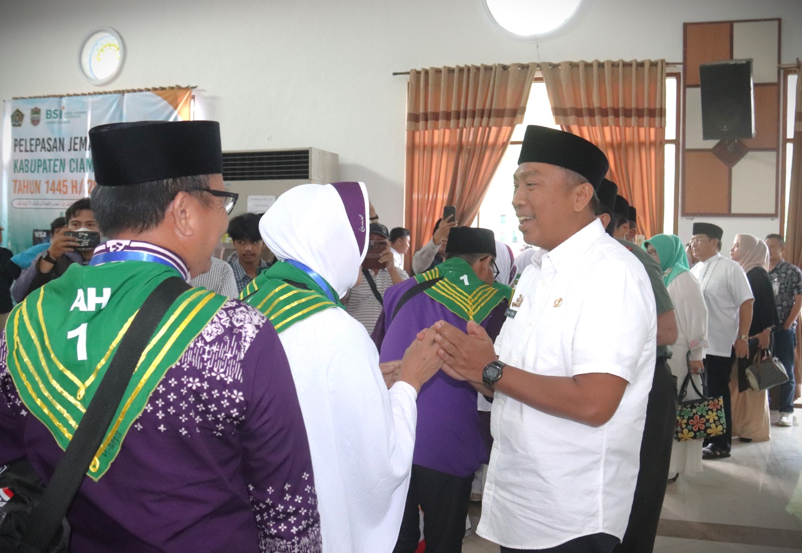 Fto: Sekda melepas keberangkatan Haji 1445 H