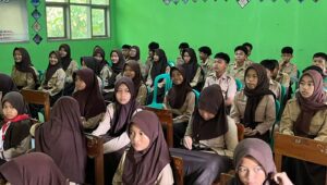 Anak-anak SDN 01 Karangampel menerima pemeriksaan mata gratis dan Kacamata dari program Mataku Jendelaku. Anak-anak SDN 01 Karangampel menerima pemeriksaan mata gratis dan Kacamata dari program Mataku Jendelaku.