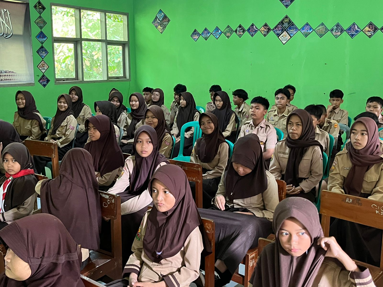 Anak-anak SDN 01 Karangampel menerima pemeriksaan mata gratis dan Kacamata dari program Mataku Jendelaku.