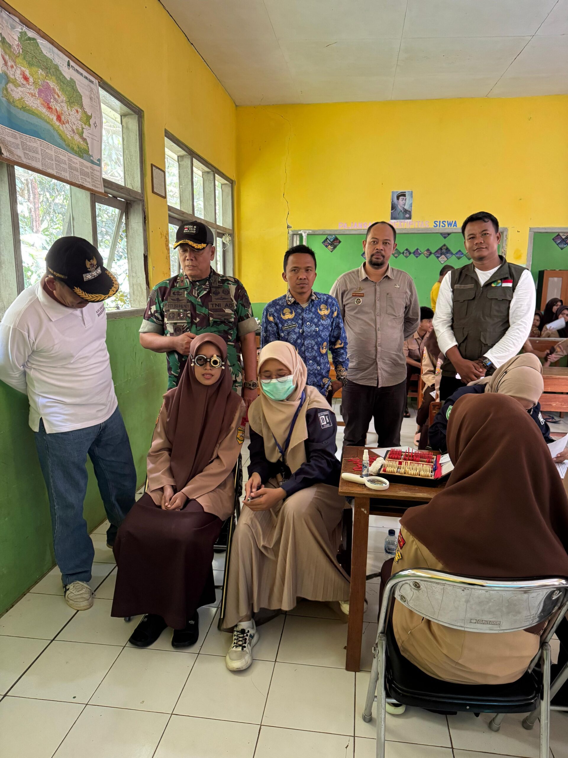 Jaber Mataku Jendelaku: Siswa menerima pemeriksaan mata gratis di SDN 01 Karangampel