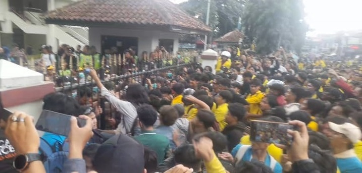 Image of Aksi demo ricuh (2)