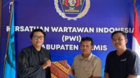 Anthika Asmara menyerahkan berkas pendaftaran calon Ketua PWI Ciamis Anthika Asmara menyerahkan berkas pendaftaran calon Ketua PWI Ciamis