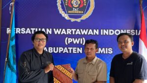 Anthika Asmara menyerahkan berkas pendaftaran calon Ketua PWI Ciamis Anthika Asmara menyerahkan berkas pendaftaran calon Ketua PWI Ciamis