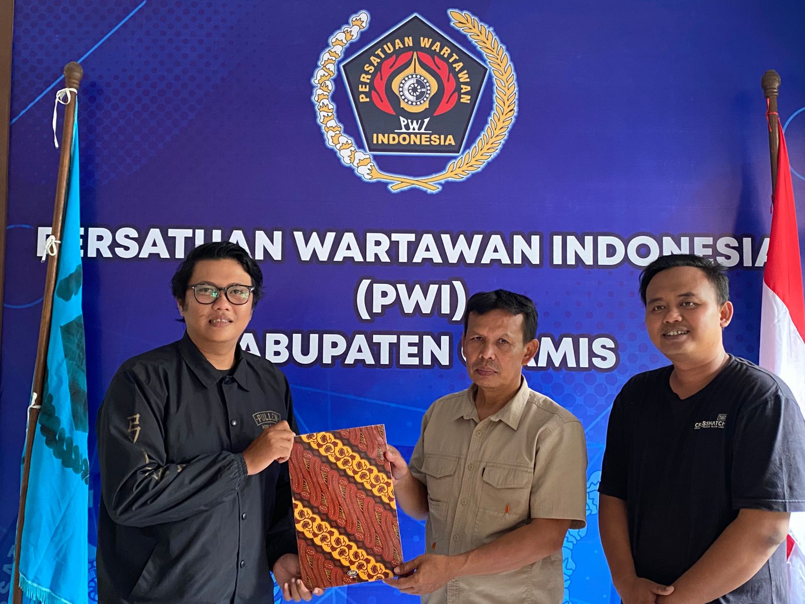 Anthika Asmara menyerahkan berkas pendaftaran calon Ketua PWI Ciamis