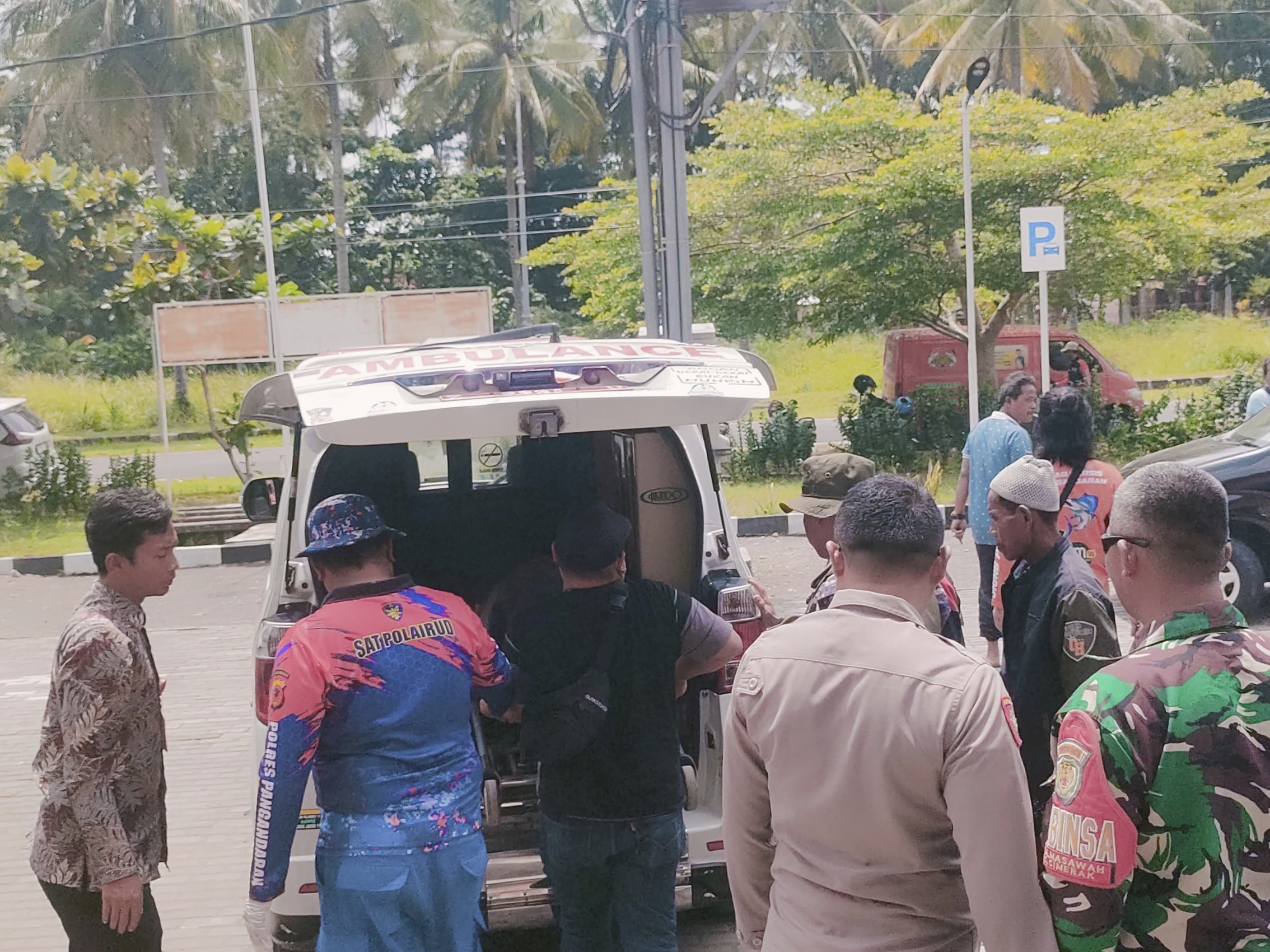 Dua wisatawan terseret arus di Pantai Madasari, Pangandaran. Satu ditemukan, satu lagi masih dalam pencarian tim SAR (foto:istimewa)