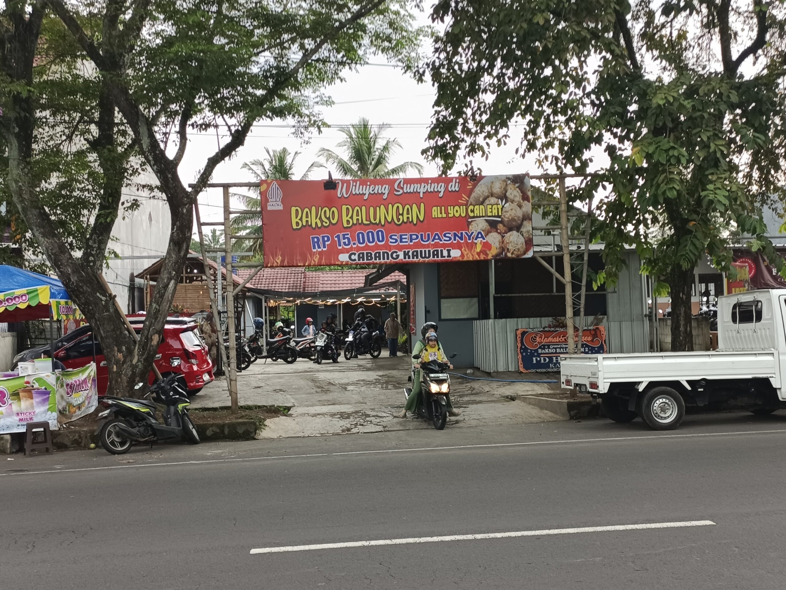 Bakso Balungan Ciamis boleh ambil sepuasnya Tapi Harus Habis (foto:fauza)