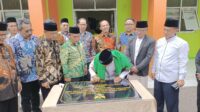 Wakil Menteri Pendidikan Dasar dan Menengah, Fajar Riza Ul Haq, menandatangani prasasti peresmian gedung baru SMK Ma’arif Ciamis sebagai simbol dimulainya pemanfaatan fasilitas pendidikan vokasi yang lebih modern dan lengkap (foto:fauza)