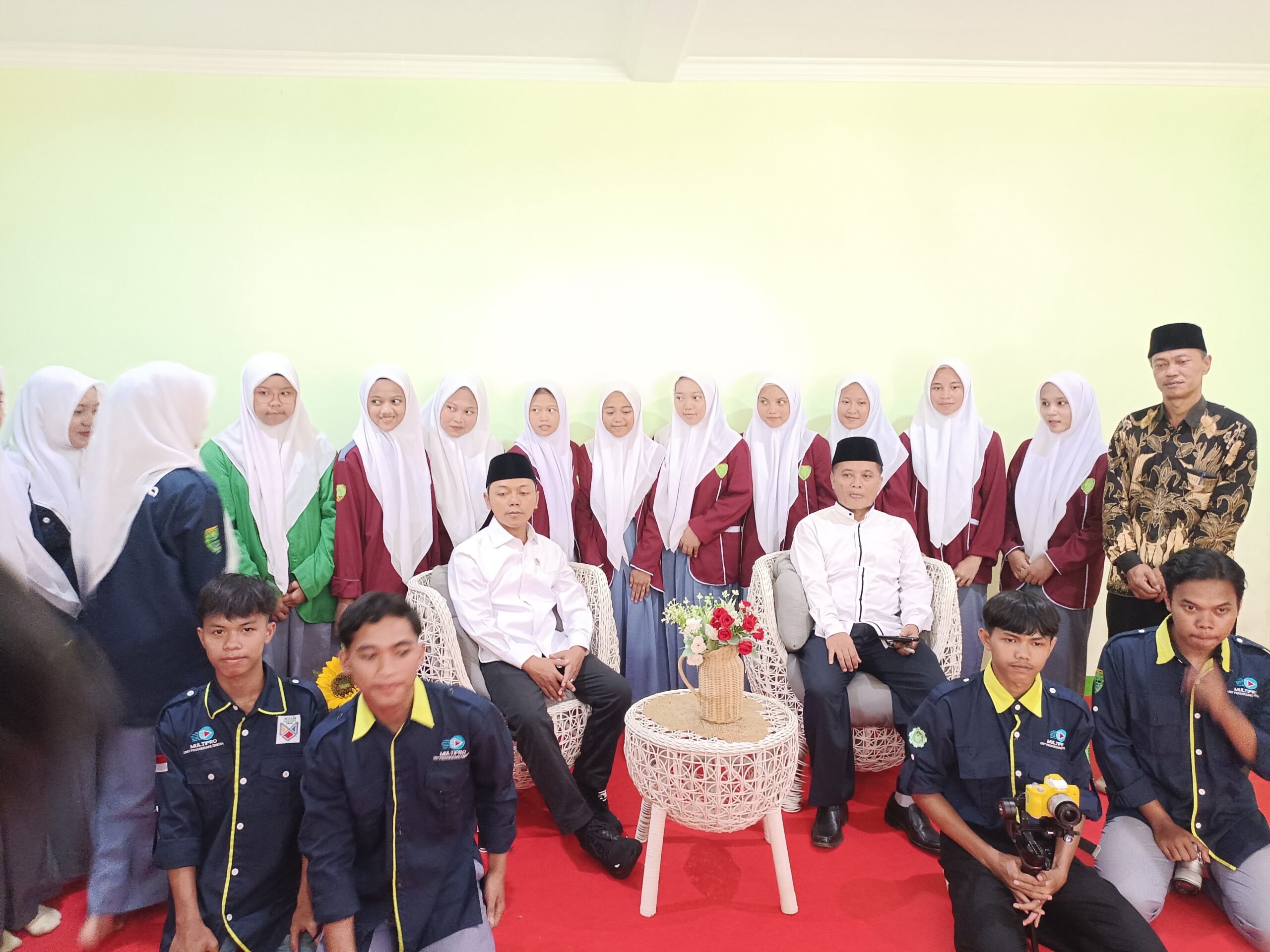 Keterangan Foto:Wakil Menteri Pendidikan Dasar dan Menengah RI, Fajar Riza Ul Haq, menjelaskan program Jihad Regulasi 2025 untuk menyelaraskan aturan pendidikan demi peningkatan kualitas sekolah (foto:fauza)
