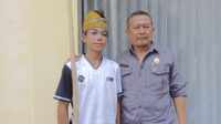 Muhammad Ikbal (kiri), Sartono Kepala Sekolah SMPN 1 Panumbangan (kanan).
