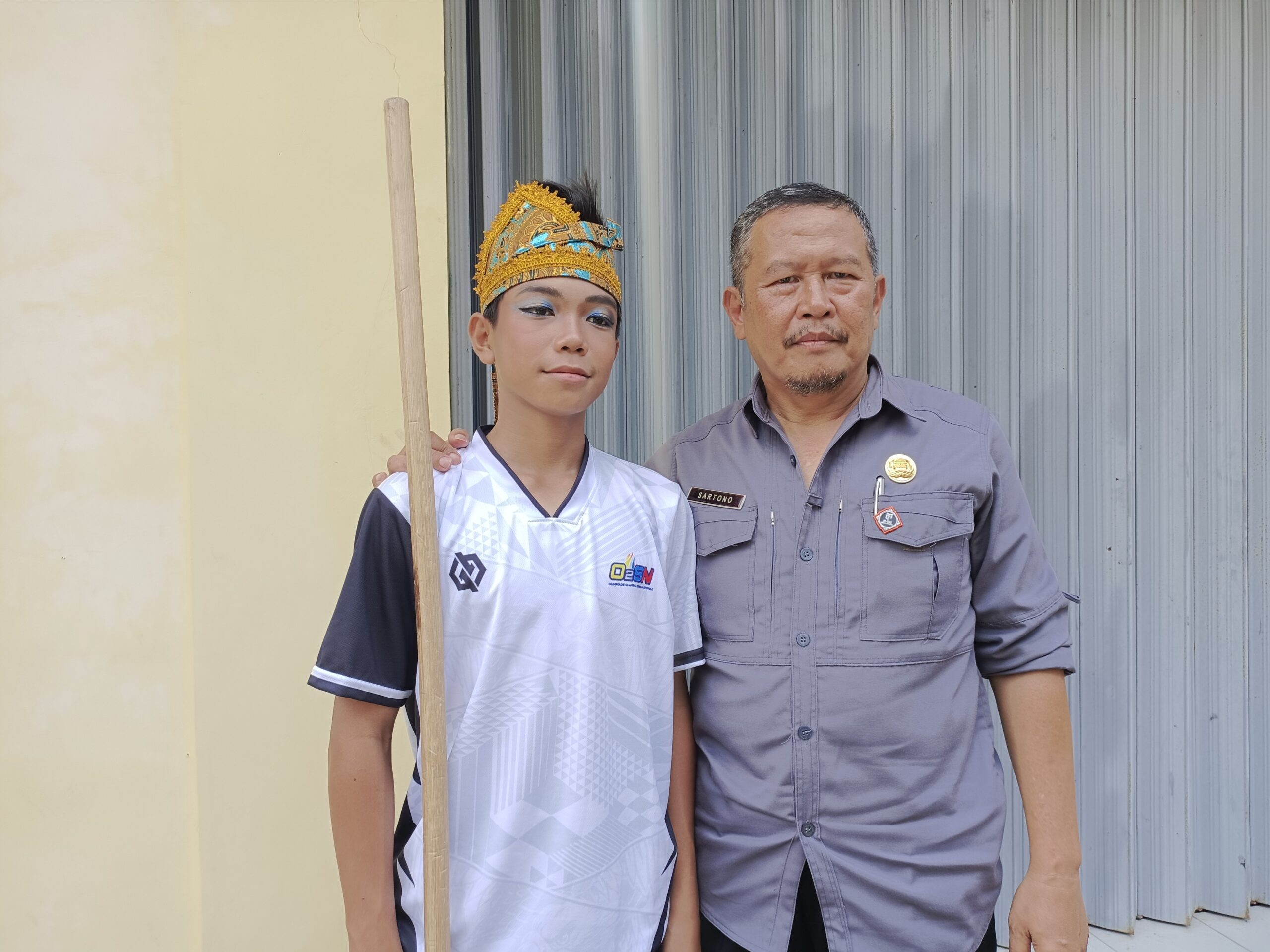 Muhammad Ikbal (kiri), Sartono Kepala Sekolah SMPN 1 Panumbangan (kanan).
