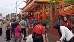 Image of Semangat gotong royong warga kampung lebak membersihkan tempat ibadah untuk menyambut ramadan