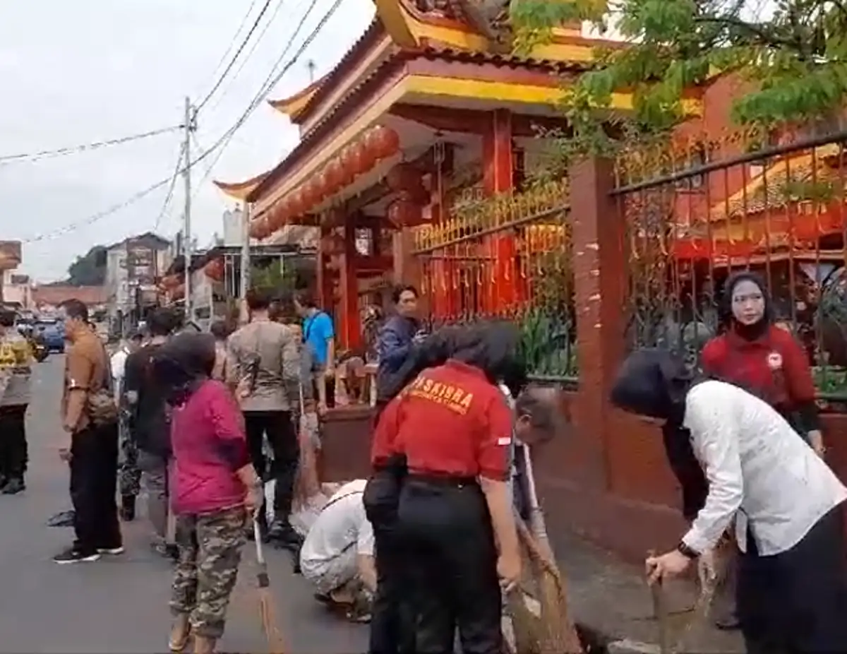 Image of Semangat gotong royong warga kampung lebak membersihkan tempat ibadah untuk menyambut ramadan