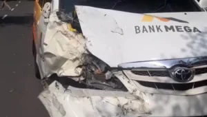 Image of Kecelakaan tak terduga avanza bank mega tersenggol dumtruck di jalan raya ciamis banjar