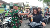 Image of Koramil 1208 manonjaya dan gandara group berikan 1.000 takjil gratis kepada warga2