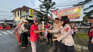 Pembagian takjil oleh polres tasikmalaya di hari keempat ramadhan Image of Pembagian takjil oleh polres tasikmalaya di hari keempat ramadhan