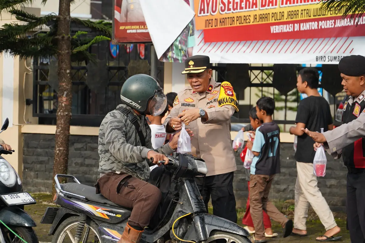 Image of Pembagian takjil oleh polres tasikmalaya di hari keempat ramadhan