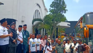 Pemprov jawa tengah mengadakan pemudik gratis untuk 1200 perantau asal jawa tengah. Image of Pemprov jawa tengah mengadakan pemudik gratis untuk 1200 perantau asal jawa tengah.