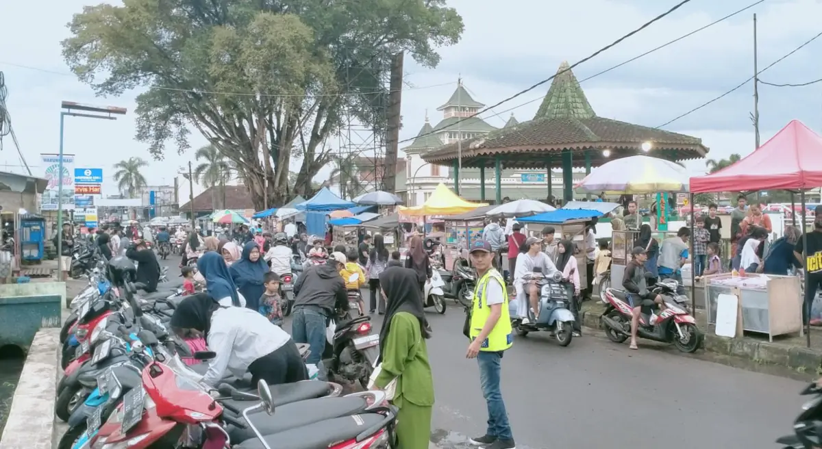 Image of Suasana alun alun
