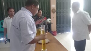 Image of Petugas mengukur isi minyak