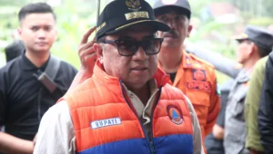 Bupati garut tinjau lokasi tanah bergerak di singajaya, status tanggap darurat segera ditetapkan Image of Bupati garut tinjau lokasi tanah bergerak di singajaya, status tanggap darurat segera ditetapkan