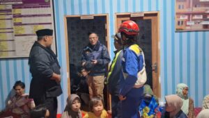 Bupati Herdiat Tinjau Lokasi Longsor Panawangan, 139 Warga Mengungsi Bupati Herdiat mengunjungi para warga yang mengungsi akibat lokasi longsor Panawangan. (Foto: Ist)
