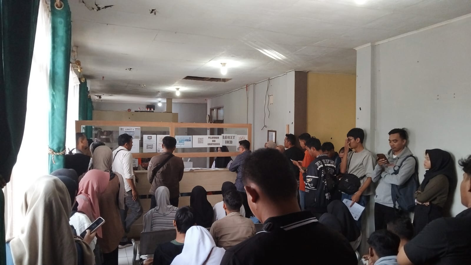 Suasana antrean di kantor Disdukcapil Ciamis pada Senin pagi. (Foto: Ist)