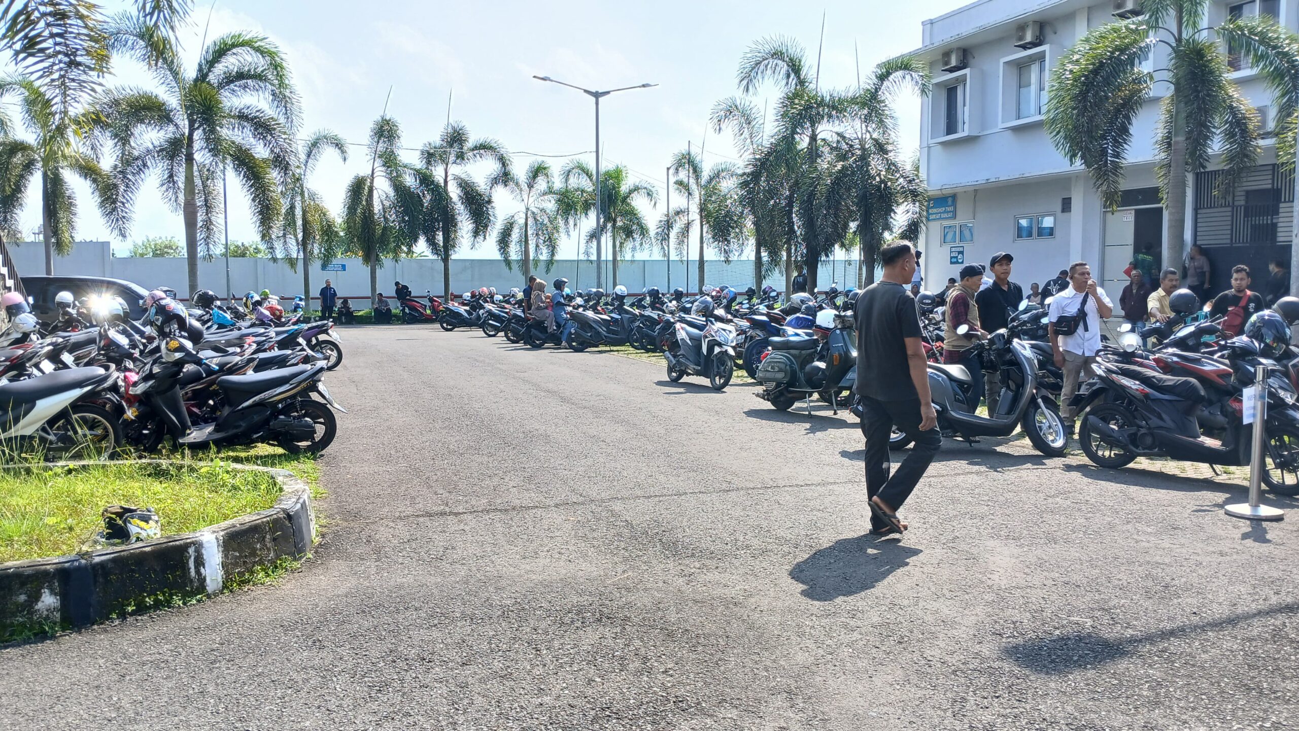 Halaman kantor Samsat Kota Banjar dipenuhi kendaraan warga yang antusias memanfaatkan program pemutihan pajak kendaraan bermotor (PKB) yang tengah digulirkan Pemerintah Provinsi Jawa Barat. (Foto: Ist)
