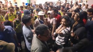 Meski aksi orasi berlangsung, debat calon bupati tetap berjalan lancar. Polisi Polres Tasikmalaya berhasil mengendalikan situasi dengan baik. (14/4/2025) Image of Img 20250415 wa0001