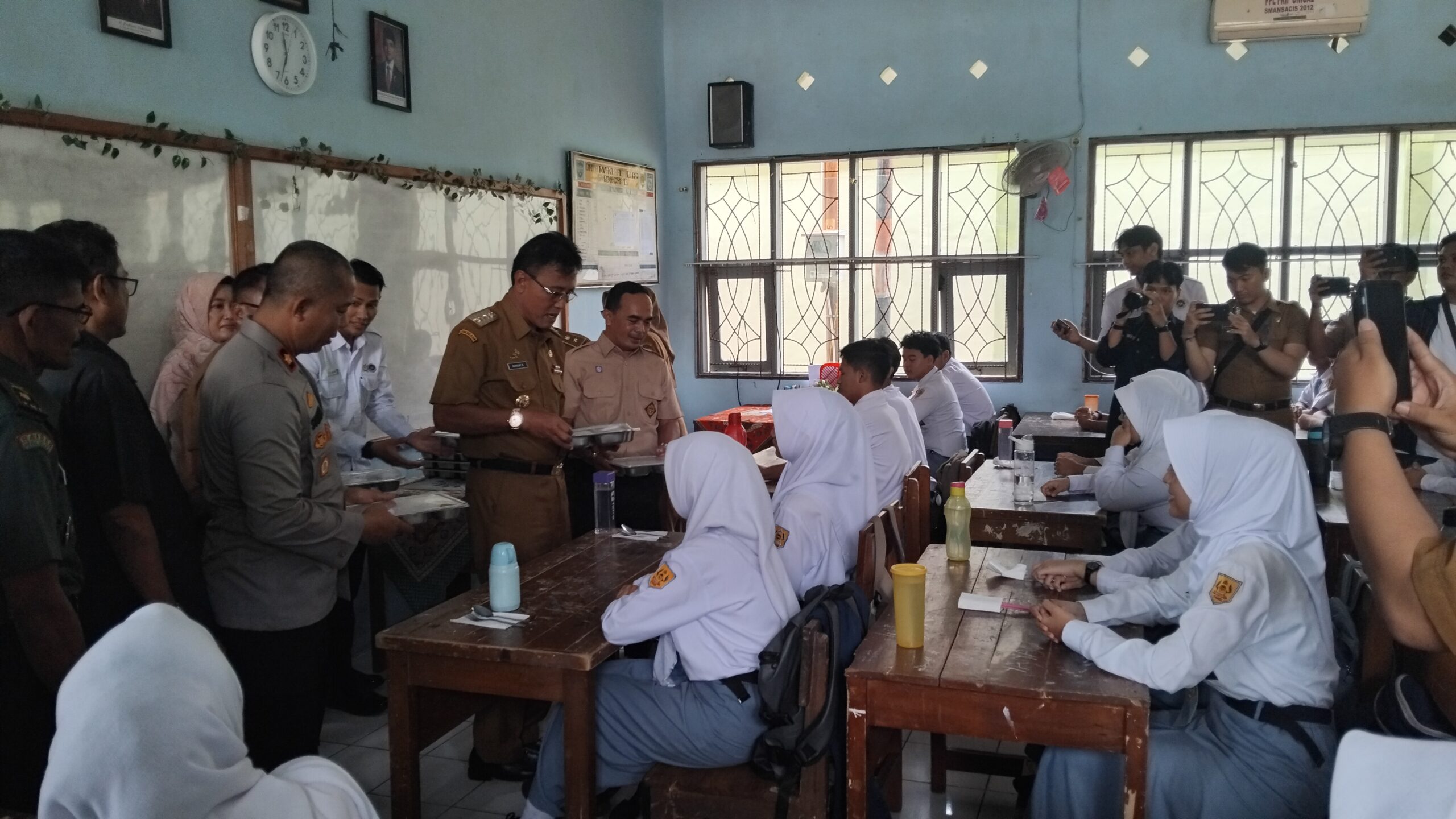 Foto : Bupati Ciamis Saat memantau penyaluran makan geratis untuk siswa siswi