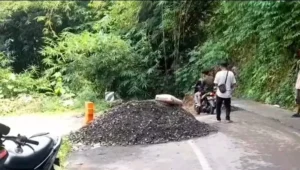 Image of Jalan penghubung cimaragas cidolog ditutup sementara akibat tanah labil, warga diminta gunakan rute alternatif (2)