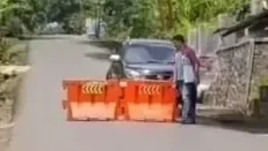 Image of Jalan penghubung cimaragas cidolog ditutup sementara akibat tanah labil, warga diminta gunakan rute alternatif