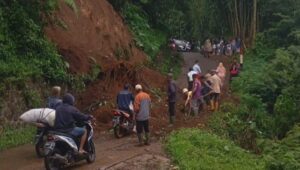 Tanah longsor terjadi di pasirwangi dan barusari, satu masjid terancam dan akses jalan terputus Image of Tanah longsor terjadi di pasirwangi dan barusari, satu masjid terancam dan akses jalan terputus