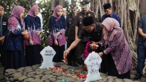 Peringati Hari Jadi ke-383, Bupati Ciamis Ziarah ke Makam Leluhur Galuh Peringati Hari Jadi ke-383, Bupati Ciamis Ziarah ke Makam Leluhur Galuh. (Foto: Ist)