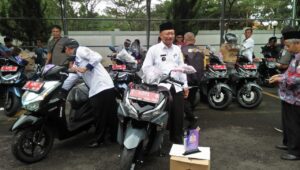 Bapenda Ciamis Beri Hadiah Motor ke 47 Desa/Kelurahan Lunas PBB-P2 Tercepat Bapenda Ciamis Beri Hadiah Motor ke 47 Desa/Kelurahan Lunas PBB-P2 Tercepat. (Foto: Ist)