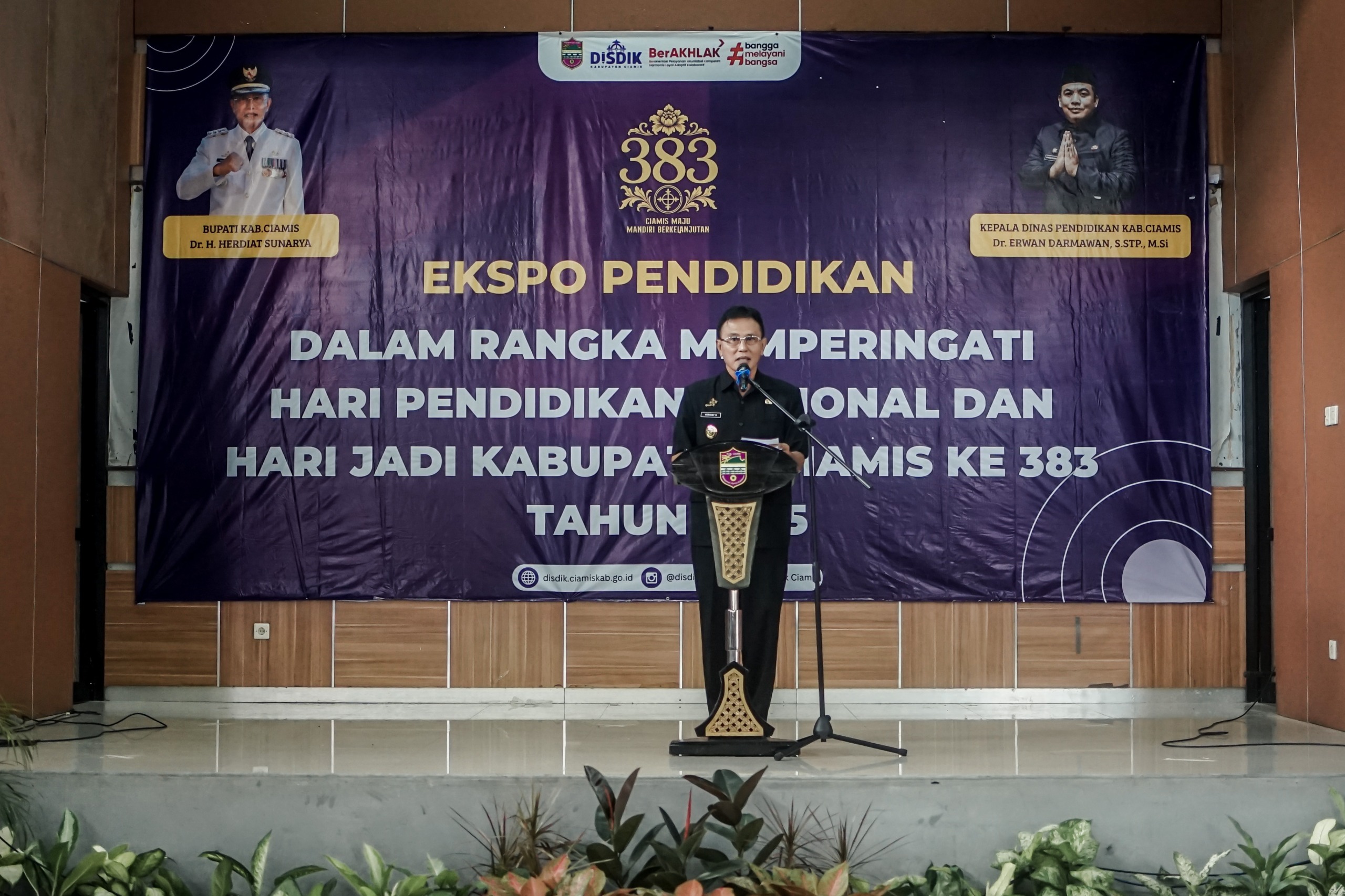 Bupati Ciamis Herdiat Sunarya buka suara soal Kepala KCD Pendidikan Wilayah XIII Jawa Barat yang dinilai tidak pernah hadir dalam berbagai undangan resmi dari Pemkab Ciamis, Rabu (18/6/2025) di acara pembukaan Expo Pendidikan 2025. (Foto: Ist)