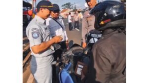 Petugas di Jalan, PAD Naik: Dampak Nyata Operasi Pajak Langsung di Kota Banjar Petugas di Jalan, PAD Naik: Dampak Nyata Operasi Pajak Langsung di Kota Banjar. (Foto: Ist)