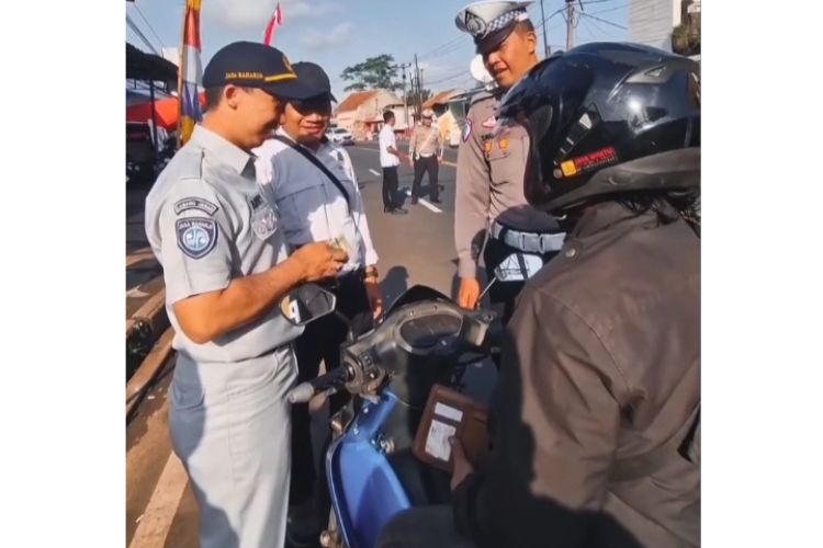 Petugas di Jalan, PAD Naik: Dampak Nyata Operasi Pajak Langsung di Kota Banjar. (Foto: Ist)