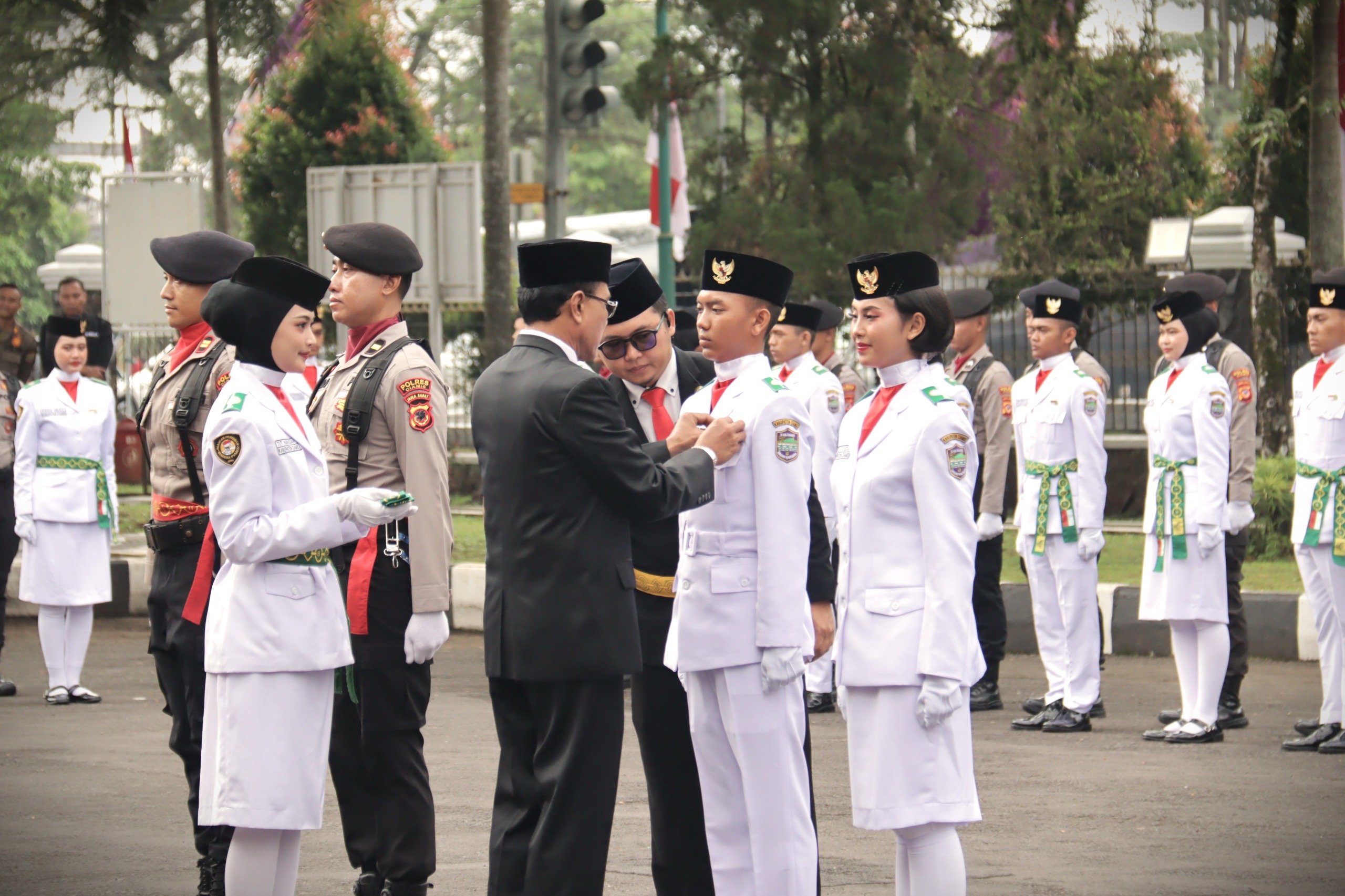 Bupati Ciamis Herdiat Sunarya Kukuhkan Paskibraka Kabupaten Ciamis Tahun 2025. (Foto: Diskominfo Ciamis)