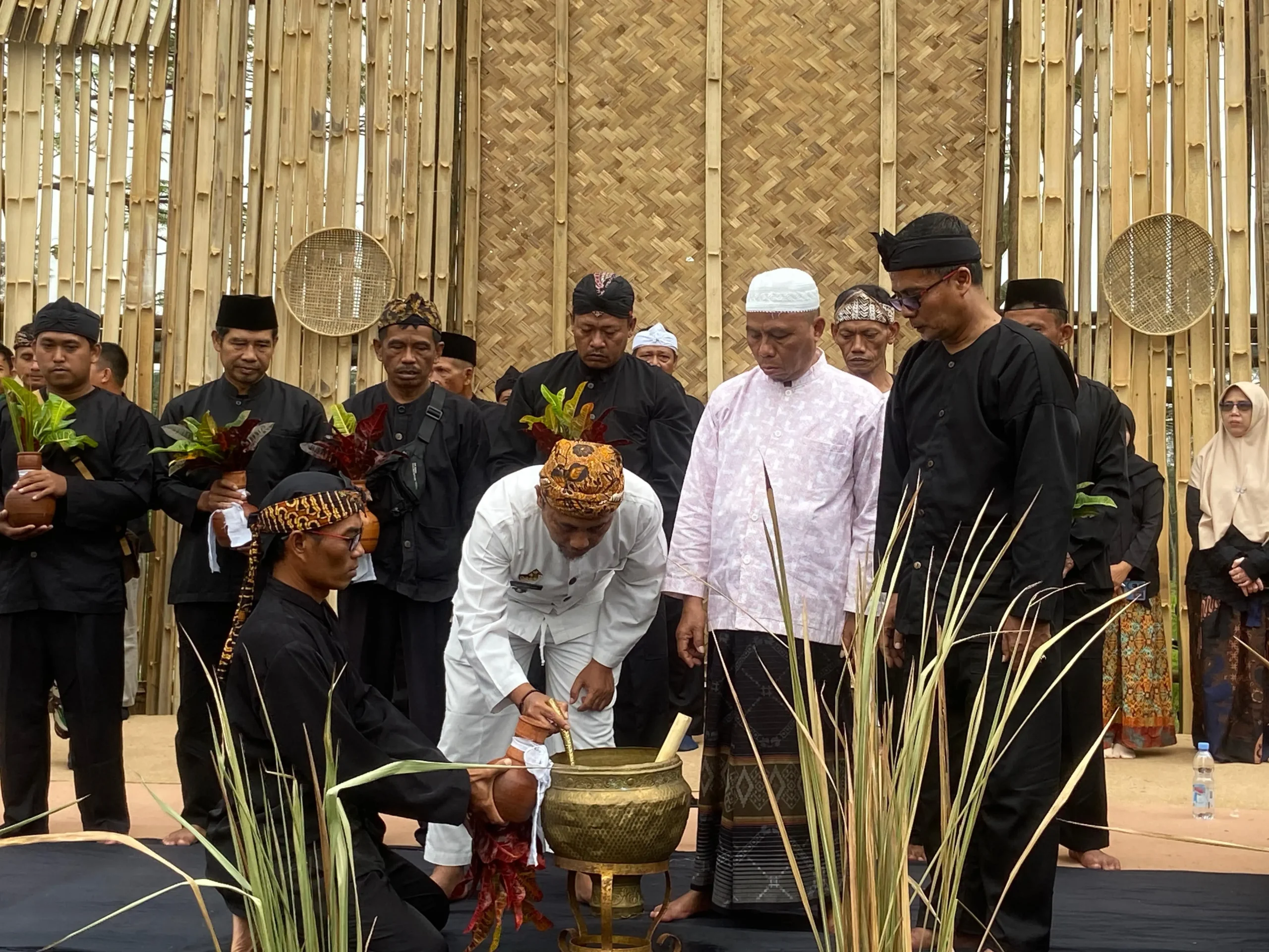 Saba Bumi di Desa Cieurih, KKN Unigal Merawat Warisan Budaya Bersama Warga. (Foto: Ist)