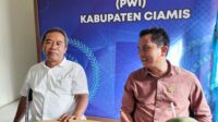 Akademisi Universitas Galuh (Unigal) Ciamis, Hendra Ebo (kiri) bersama Anggota DPRD Kabupaten Ciamis dari Komisi D Fraksi Partai Demokrat, Nurmutraqin (kanan), menyoroti pelaksanaan program Makan Bergizi Gratis (MBG) yang sedang berjalan pada momen diskusi terkait pengawasan MBG bertajuk Ciamis Beri Kabar (Misbar) di Kantor PWI Kabaten Ciamis, Senin (8/9/2025). (Foto: Ist)