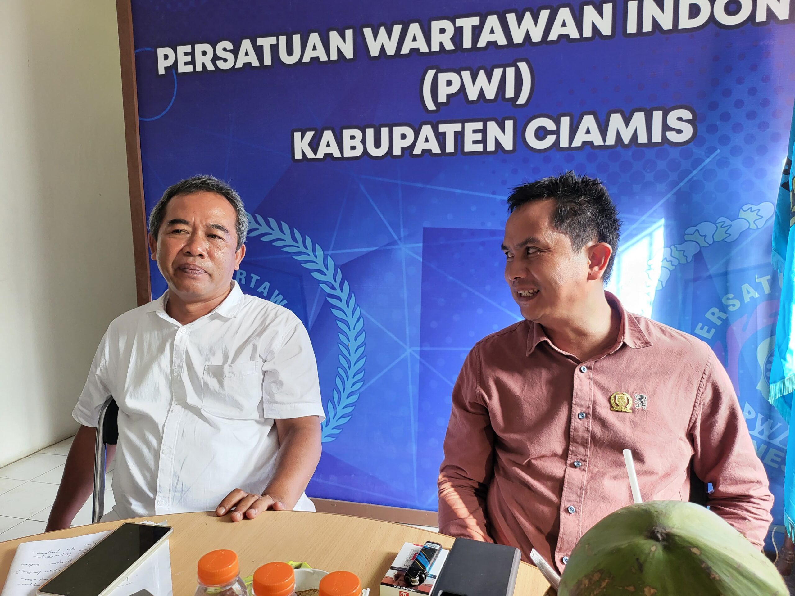 Akademisi Universitas Galuh (Unigal) Ciamis, Hendra Ebo (kiri) bersama Anggota DPRD Kabupaten Ciamis dari Komisi D Fraksi Partai Demokrat, Nurmutraqin (kanan), menyoroti pelaksanaan program Makan Bergizi Gratis (MBG) yang sedang berjalan pada momen diskusi terkait pengawasan MBG bertajuk Ciamis Beri Kabar (Misbar) di Kantor PWI Kabaten Ciamis, Senin (8/9/2025). (Foto: Ist)