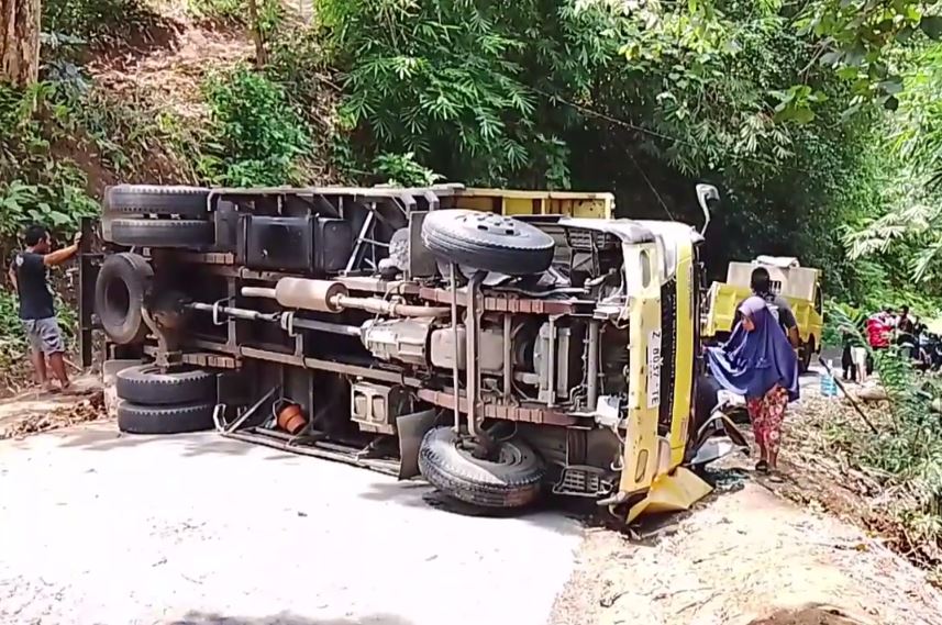 Image of Truck terguling