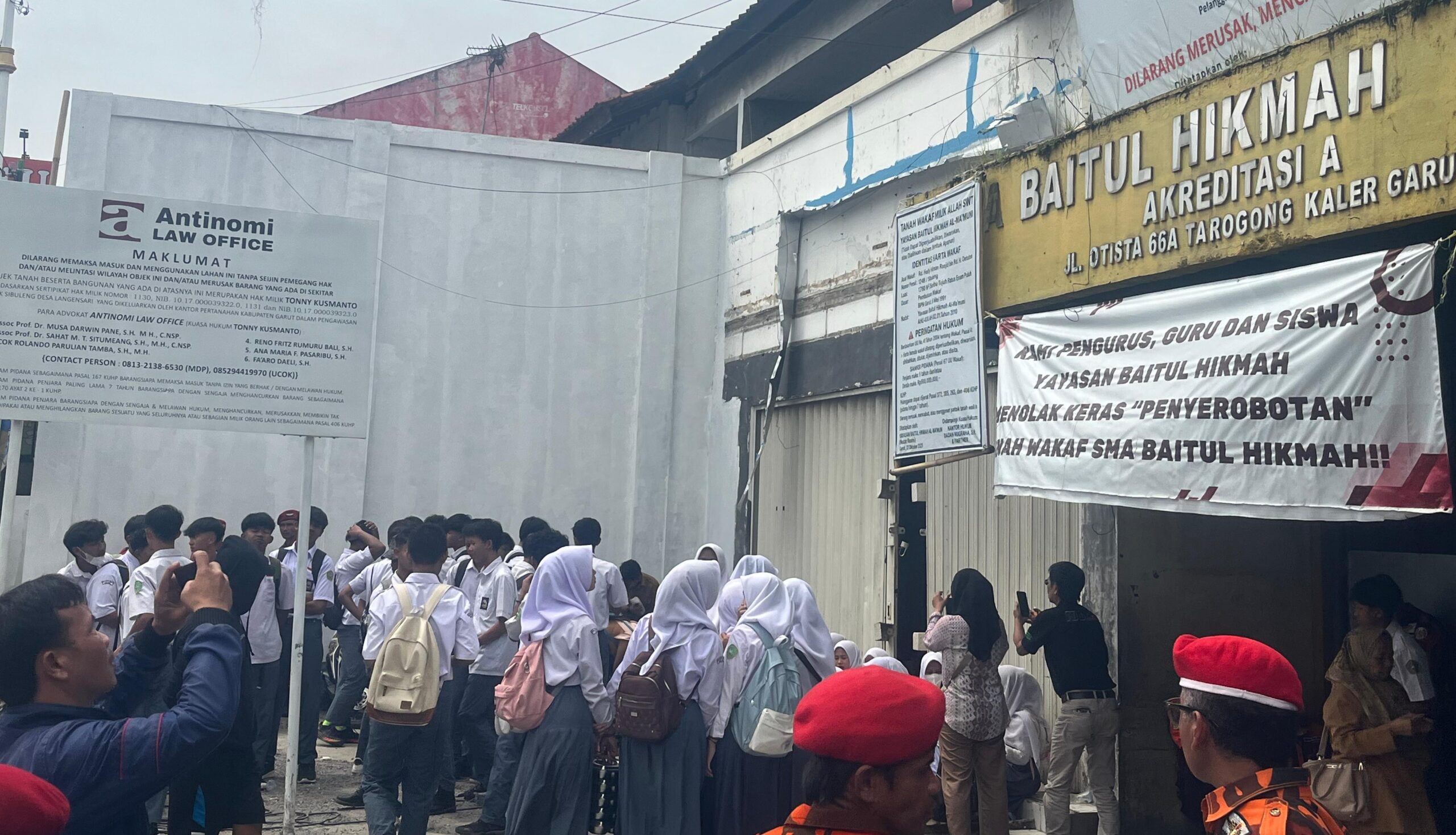 Image of Digembok gerbang sma ybhm garut