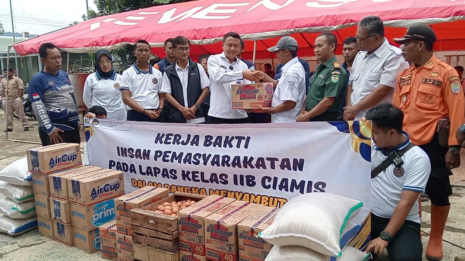 Image of Lapas kelas iib ciamis gelar bakti sosial dan kerja bakti di wilayah terdampak banjir pamarican
