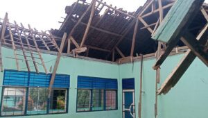 Image of 15 tahun tanpa renovasi, atap smpn 3 banjarsari ciamis akhirnya ambruk