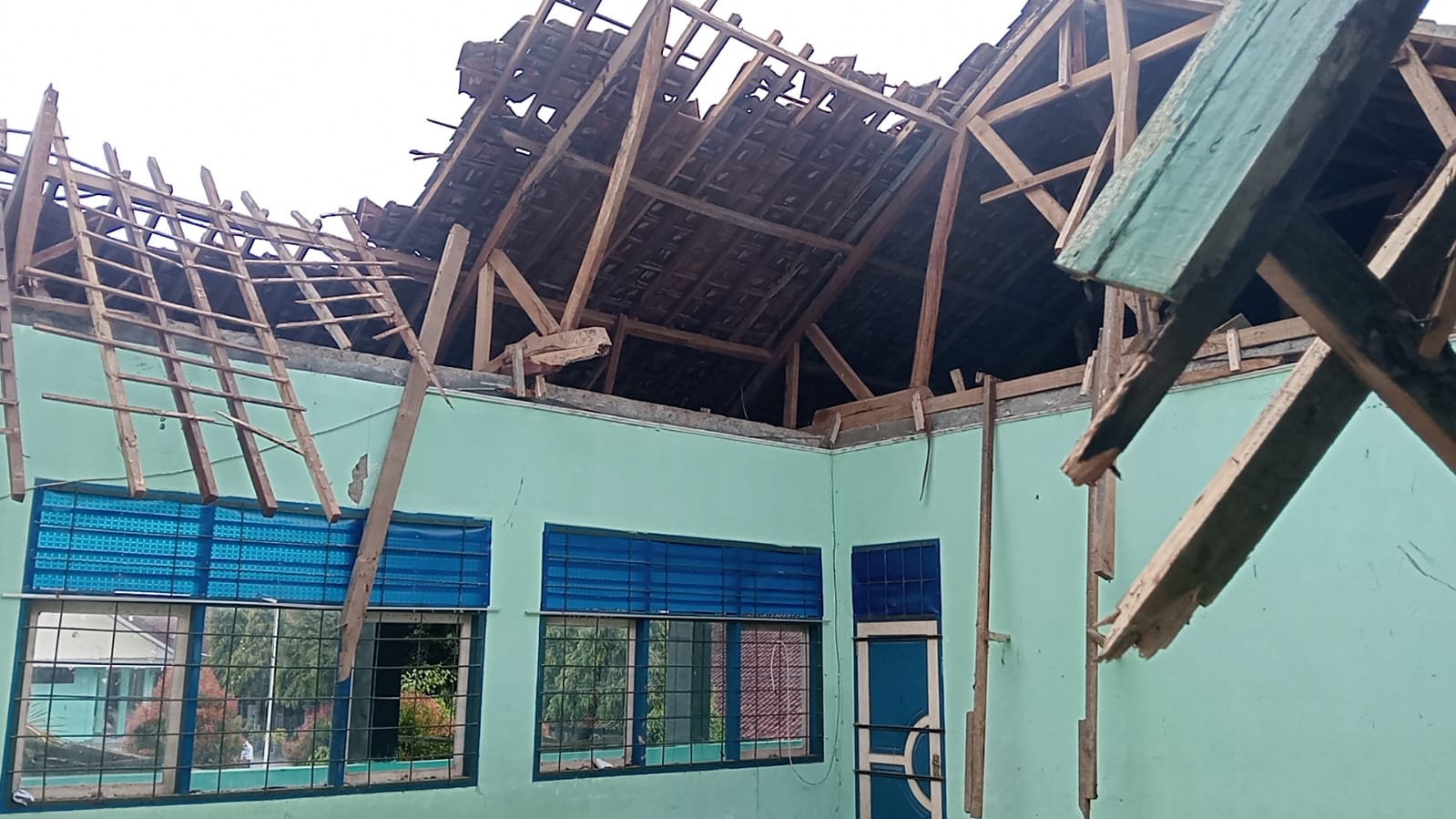 Image of 15 tahun tanpa renovasi, atap smpn 3 banjarsari ciamis akhirnya ambruk