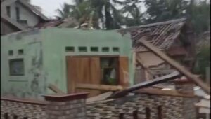 Image of Bencana angin puting beliung terjang purwadadi ciamis puluhan rumah dan fasilitas publik rusak parah