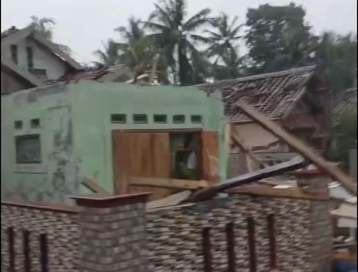 Image of Bencana angin puting beliung terjang purwadadi ciamis puluhan rumah dan fasilitas publik rusak parah